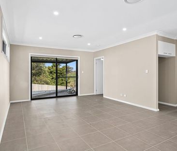 Bright, modern 4 bedroom home - Photo 1