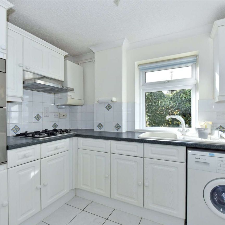 Well presented two bedroom ground floor apartment with allocated parking. - Photo 1