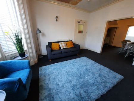 Quiet, modern and clean house share, close to town centre - Photo 3
