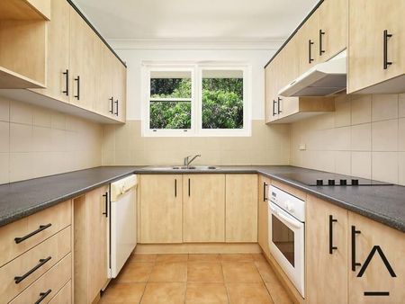 Top Floor Three Bedroom Apartment Moments From Bondi Beach - Photo 3