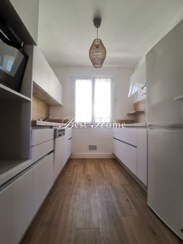 A louer, Nîmes Carré d'Art, grand T2 meublé, climatisé avec balcon, au calme donnant sur jardin intérieur - Photo 3