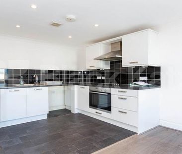 Spacious two double bedroom property set in modern development - Photo 6