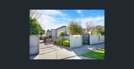 Spacious, Light-Filled 2-Bed Apartment in Kew - Photo 4