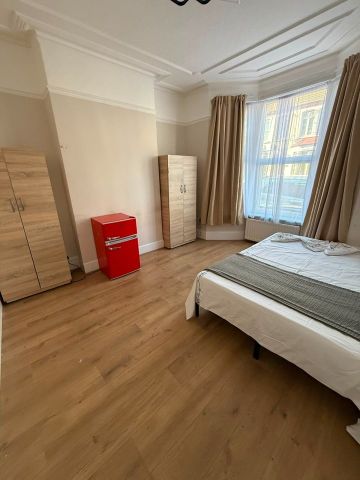 6 Bed Detached House, Steele Road, N17 - Photo 4