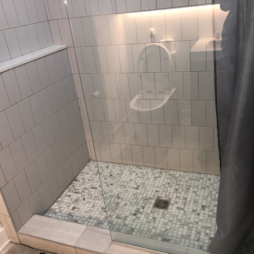 Bienvenue aux Condos Mary Robert situés dans un emplacement de choix avec espaces communs raffinés qui offrent élégance,sécurité et distinction. - Photo 1