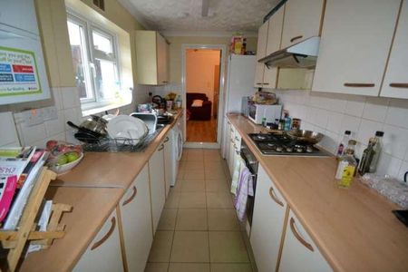 5 bedroom end of terrace house to rent - Photo 4