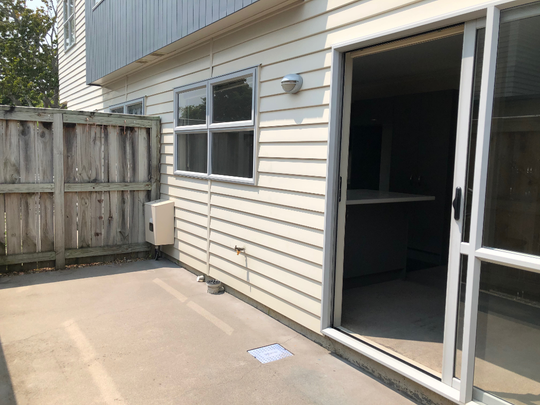 This modern two level townhouse is a very short walk to the University. - Photo 1