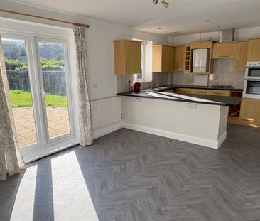 Third Avenue, Dursley - Photo 5