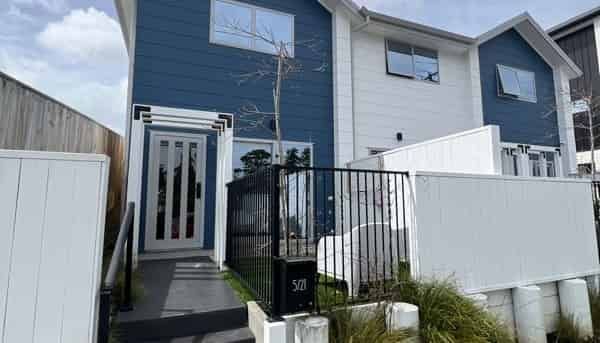 Two Bedrooms in Te Atatu Peninsula - Photo 1