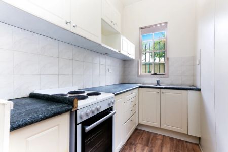 Large Garden Apartment - Photo 3