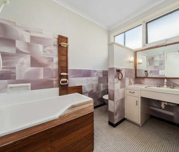 THREE BEDROOM HOME - SHORT TERM LEASE ONLY - Photo 3