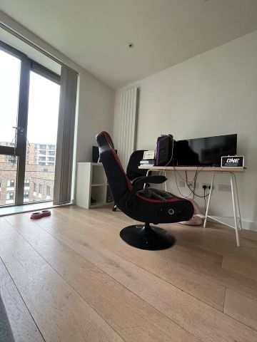 Studio Flat, Laker House, E16 - Photo 5