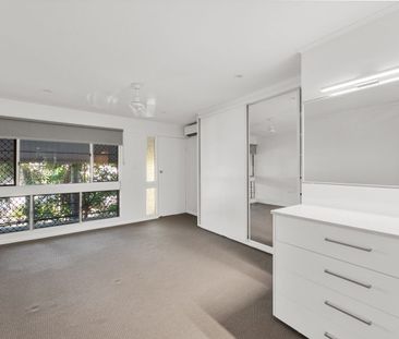 Spacious townhouse in a sought-after location - Photo 2