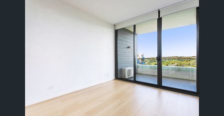 Coastal living at its finest: Stylish apartment with ocean views - Photo 4