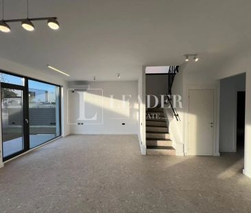Vilă modernă cu terasă panoramică și design contemporan - Photo 4