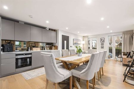 SHORT LET. A beautifully presented two-bedroom flat with outdoor living across two floors. - Photo 4