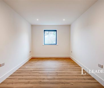 4 bedroom bungalow to rent Charlwood Road, Horley, Surrey, RH6 - Photo 1