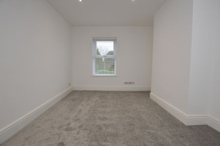 3 Bedroom Terraced House - Photo 3