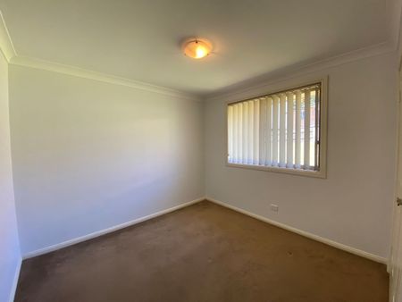 10 Barry Crescent, Goulburn, NSW 2580 - Photo 4