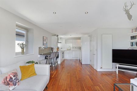 2 bedroom penthouse to rent - Photo 3