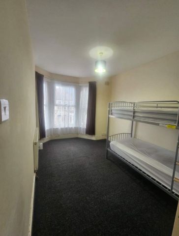 3 Bed Flat, Dickens Road, E6 - Photo 4