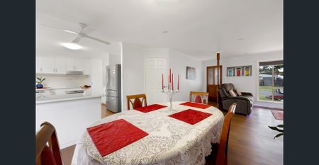 FAMILY HOME WITH POOL IN CONVENIENT NEIGHBOURHOOD - Photo 2