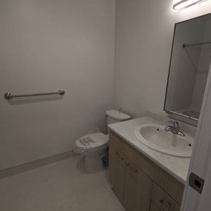 Avail March 1 BURNABY Wheelchair ACCESSIBLE one bedroom - Photo 3