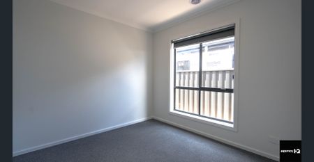 Stunning Family Home in Manor Lakes - 25 Kutjera Street - Photo 3