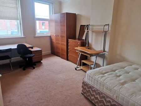 Bedroom First Floor Flat In Moordown, BH9 - Photo 3