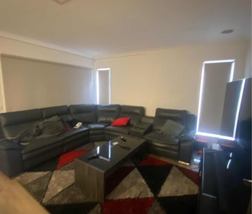 Fabulous 4Br Home in Upper Point Cook! - Photo 2