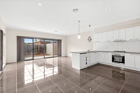 Spacious 4-Bedroom Home in South Morang - Photo 2