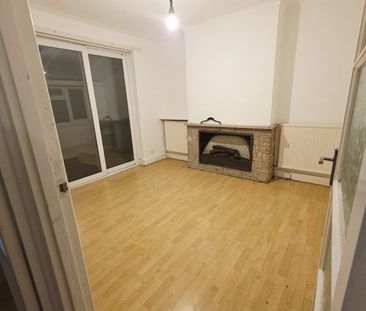 4 Bed Terraced House, Dersingham Avenue, E12 - Photo 2