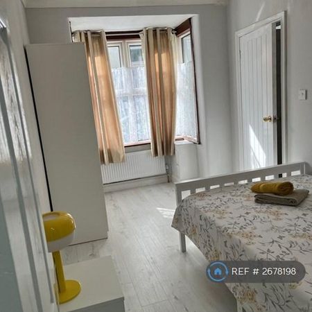 4 bedroom terraced house to rent - Photo 3