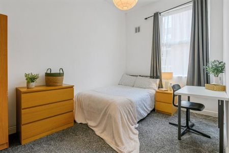 4 bedroom flat to rent - Photo 4