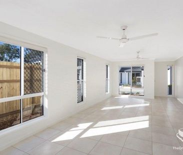 3 BED, A/C, MINUTES TO GATEWAY Large living space unit, gas cooktop... - Photo 1