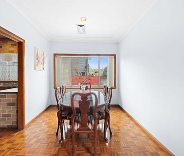 Family Home with Pool - Photo 3