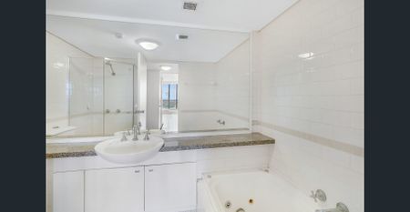 Spacious Three Bedroom Apartment - Photo 4