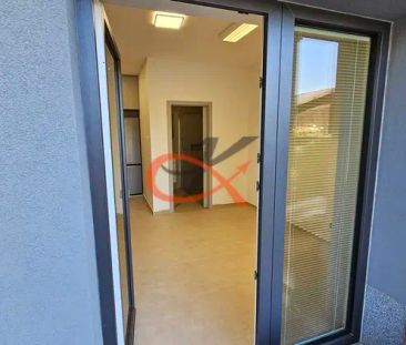 Pronájem nízkoenergetického bytu 1+kk s terasou a parkovacím stáním... - Photo 2