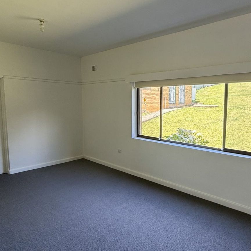Freshly Renovated Two-Bedroom property – Prime Wollongong Location! - Photo 1