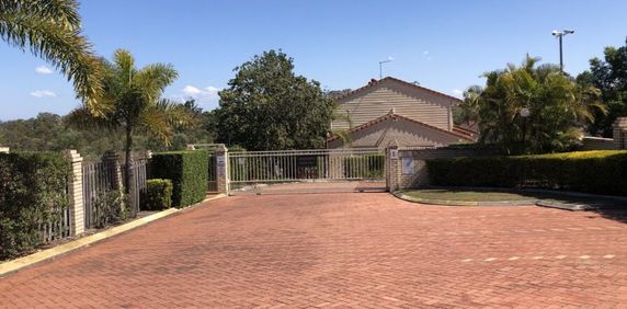 Air conditioned & Renovated 3 Bedrooms Townhouse - Photo 2