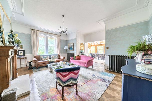 An exceptional country residence with extensive leisure amenities and beautiful gardens - Photo 1