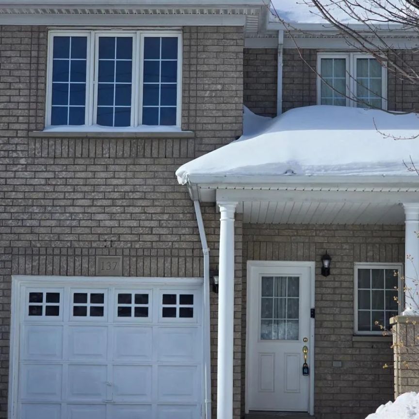 137 HARTFORD CRESCENT - Photo 1