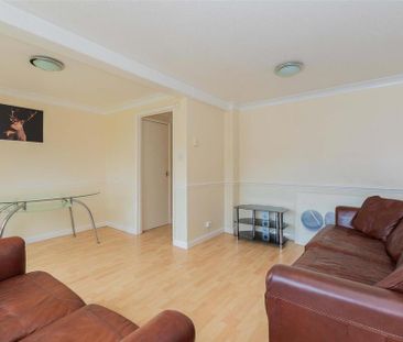 3 bedroom end of terrace house to rent - Photo 2