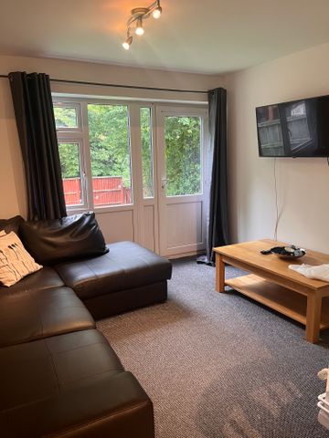 This spacious 5 bedroom house sits on the doorstep of the University of Kent Room 3 - Photo 3