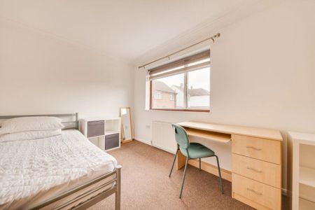 £706 p/w (£3,059 pcm) - Photo 5