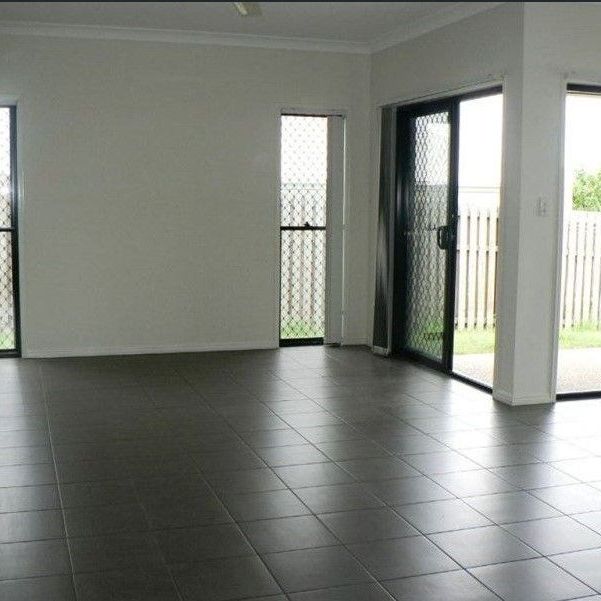 Large 4 Bedroom 2 Bathroom 3 Living areas in North Lakes - Photo 1