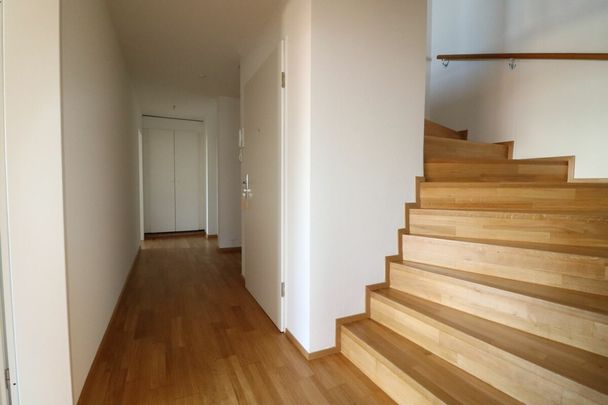 Nähe Kronenplatz und Schloss Binningen - grosszügige 4-Zimmer-Maisonette-Dachwohnung mit Cheminée - Photo 1