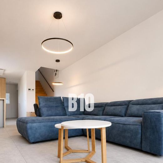 NA PRENÁJOM NADŠTANDARDNÝ 3-IZBOVÝ MEZONET | 153 m² | JUŽNÁ ULICA, NITRA - Photo 1