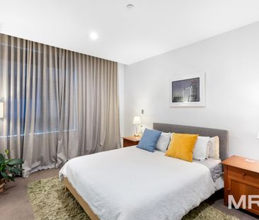 Spacious sun-drenched and furnished - Photo 3