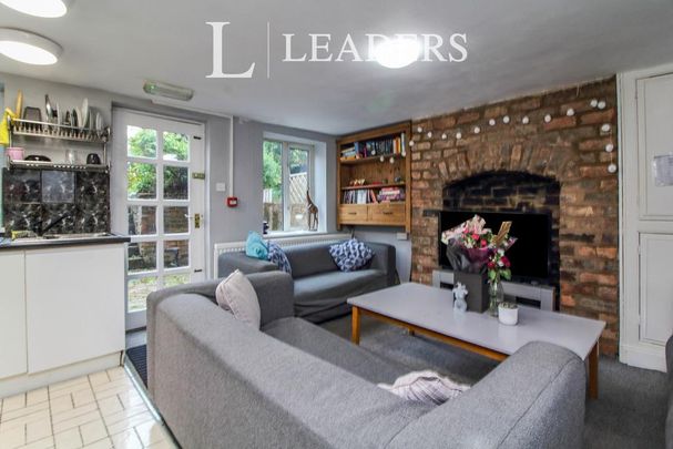 8 bedroom terraced house to rent - Photo 1